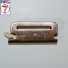 Attache à poussoir pour rail cargo